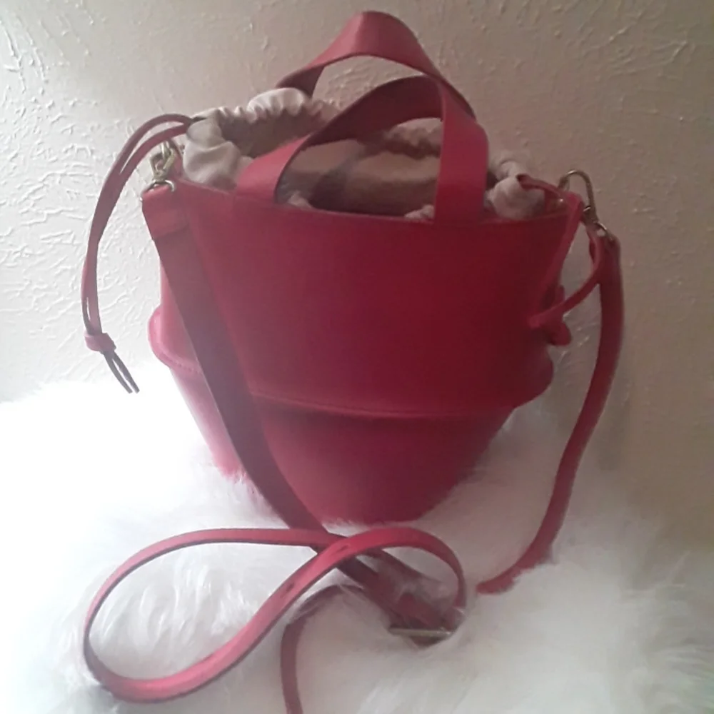 Madewell Red The Austin Crossbody bucket Bag - Picture 3 of 10